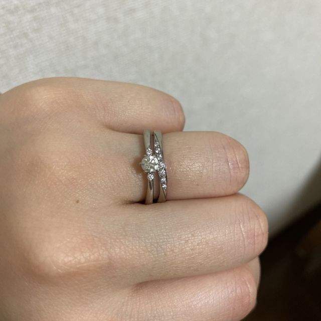【4℃ BRIDAL(ヨンドシーブライダル)の口コミ】 婚約指輪を4℃ブライダルで頂いたため、重ね付け出来るデザインで探してい…