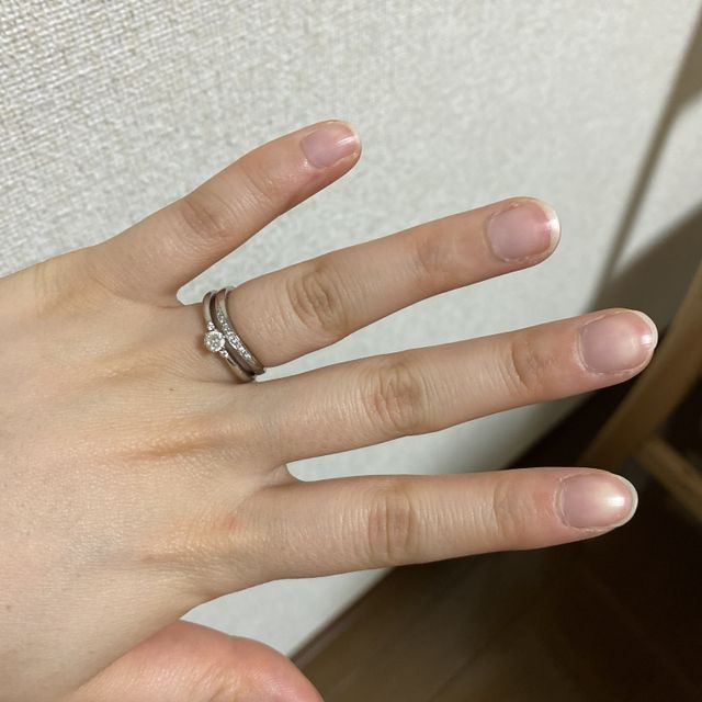 【4℃ BRIDAL(ヨンドシーブライダル)の口コミ】 婚約指輪を4℃ブライダルで頂いたため、重ね付け出来るデザインで探してい…