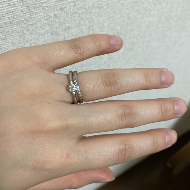 【4℃ BRIDAL(ヨンドシーブライダル)の口コミ】 婚約指輪を4℃ブライダルで頂いたため、重ね付け出来るデザインで探してい…