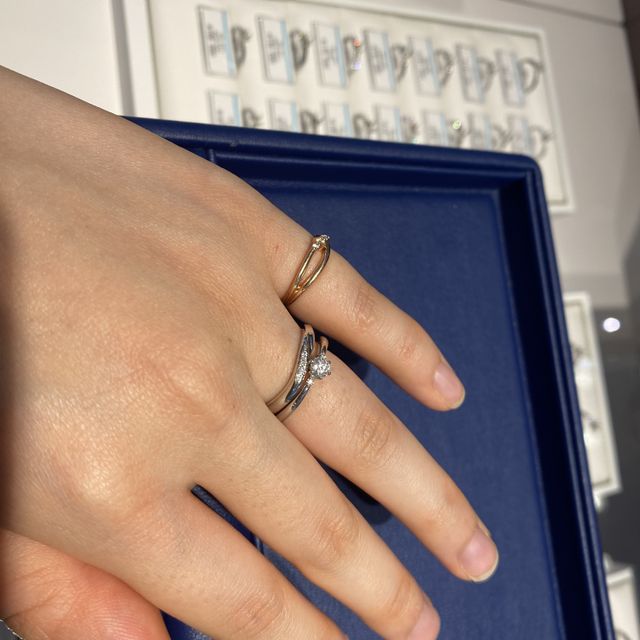 【銀座ダイヤモンドシライシの口コミ】 デザインは派手すぎず、ダイヤが何個も並んだデザインでとても素敵でした…