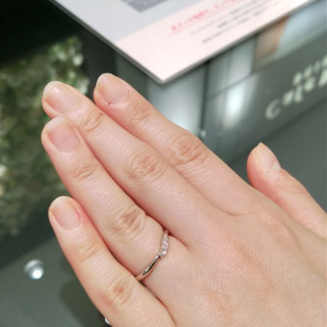 【VEIL(ヴェール)の口コミ】 珍しいピンクダイヤモンドのメレダイヤが付いている指輪でした。
デザイン…