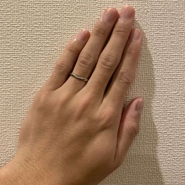 【銀座ダイヤモンドシライシの口コミ】 シンプルな指輪ですと、少し味気ない気がしたので、V型の指輪を選択しまし…
