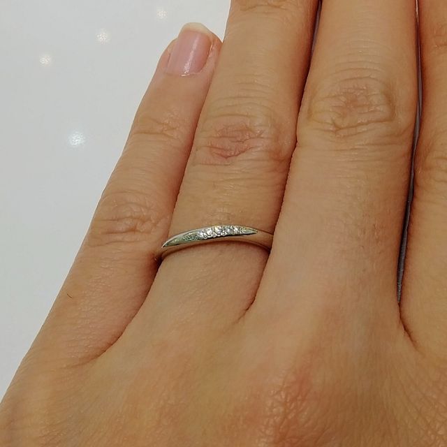 【4℃ BRIDAL(ヨンドシーブライダル)の口コミ】 メレダイヤモンドが入っている結婚指輪です。シンプルですがメレダイヤモ…