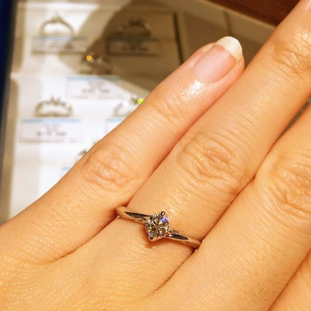 【銀座ダイヤモンドシライシの口コミ】 ウェーブデザインで一粒ダイヤモンドのデザインです。とてもシンプルです…