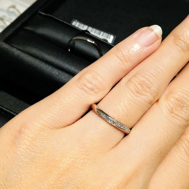 【エクセルコダイヤモンド(EXELCO DIAMOND)の口コミ】 メレダイヤモンドが直線で入っており、シンプルなデザインですがダイヤモ…