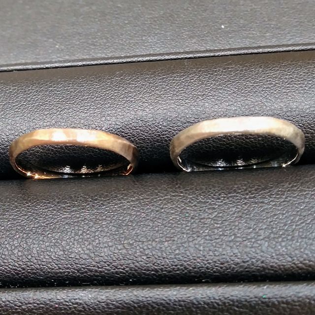 【SIENAROSE(シエナロゼ)の口コミ】 表面が少しぼこぼことしているデザインの結婚指輪です。他のブランドでは…