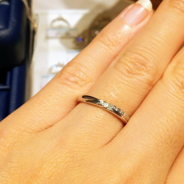 【銀座ダイヤモンドシライシの口コミ】 メレダイヤモンドの入っている結婚指輪です。メレダイヤモンドに沿うよう…