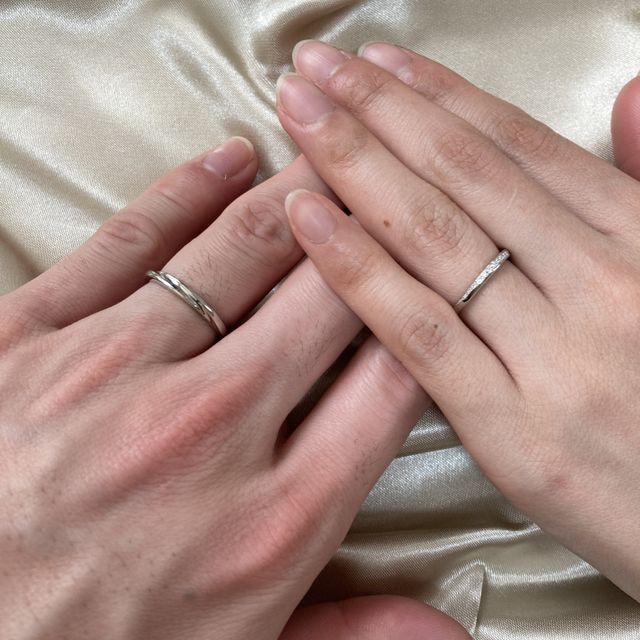 【銀座ダイヤモンドシライシの口コミ】 結婚指輪らしいプラチナの部分と、ダイヤモンドのキラキラの部分が両立し…