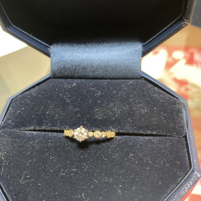 【EITO(エイト)の口コミ】 一目惚れしました。
一粒のダイヤモンドでは淋しいな、と思っていましたが…