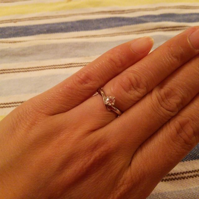 【4℃ BRIDAL(ヨンドシーブライダル)の口コミ】 予算は30万程度だったのですが、その中で一番輝いているものを選択しまし…