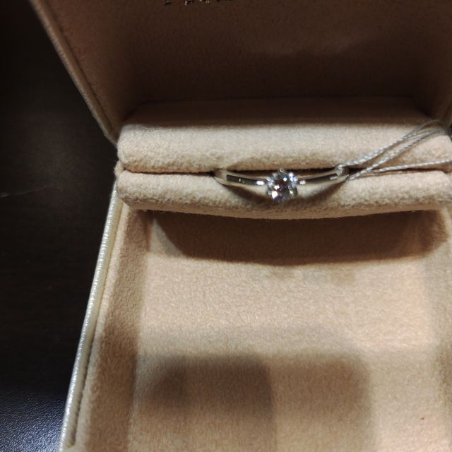 【TRECENTI(トレセンテ)の口コミ】 シンプルなデザインながらも、とてもダイヤモンドが映えるものでした。何…