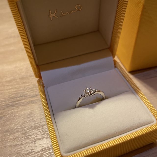 【ケイウノ ブライダル(K.UNO BRIDAL)の口コミ】 初めはシンプルな指輪を探していましたが、実際に婚約指輪を選びに行った…