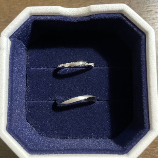 【4℃ BRIDAL(ヨンドシーブライダル)の口コミ】 幅が細く緩やかにウェーブがかっており、上と下にダイヤモンドが散りばめ…