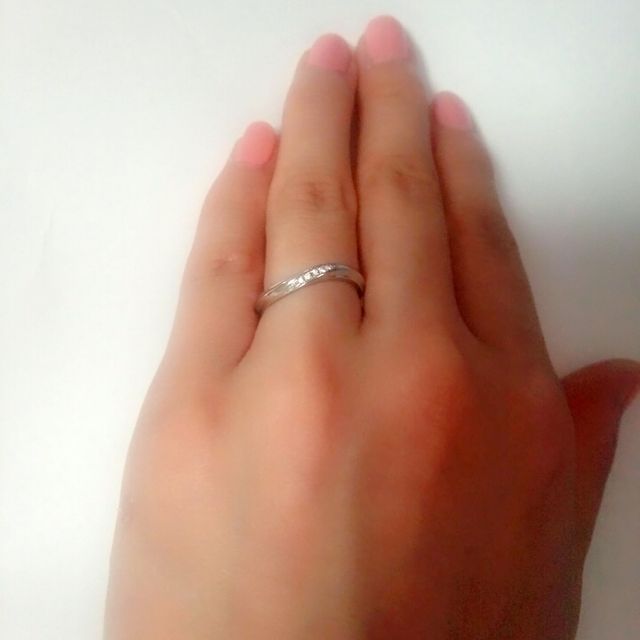 【銀座ダイヤモンドシライシの口コミ】 ウェイブデザインが気になっていて、エンゲージリングと合わせてつけられ…