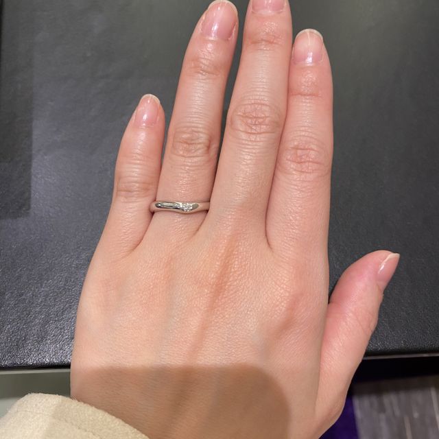 【MIKIMOTO(ミキモト)の口コミ】 指輪の中央に向かって緩やかなブイのウェーブになったデザインで、一粒の…