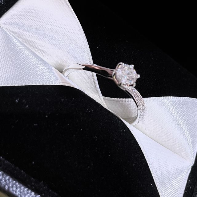【エクセルコダイヤモンド(EXELCO DIAMOND)の口コミ】 何着か試着して自分の手に合うデザイン、結婚指輪と婚約指輪と重ねてつけ…