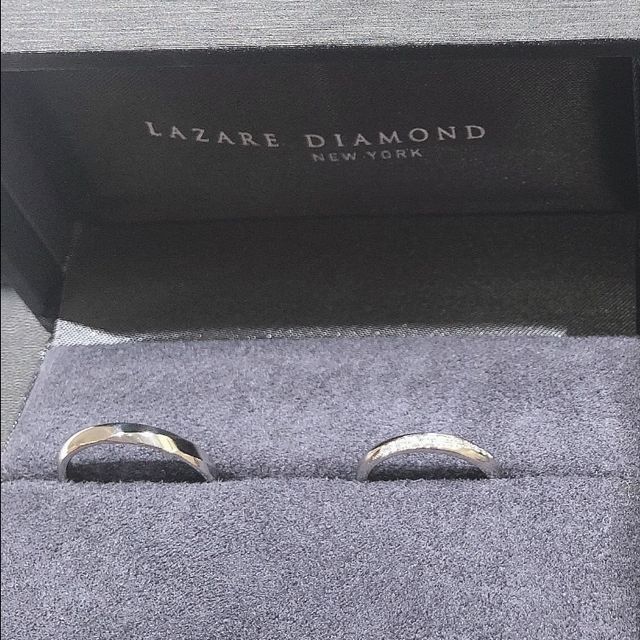 【ラザール ダイヤモンド(LAZARE DIAMOND)の口コミ】 デザインは過度に装飾がされていないシンプルなベースであるため、指にな…