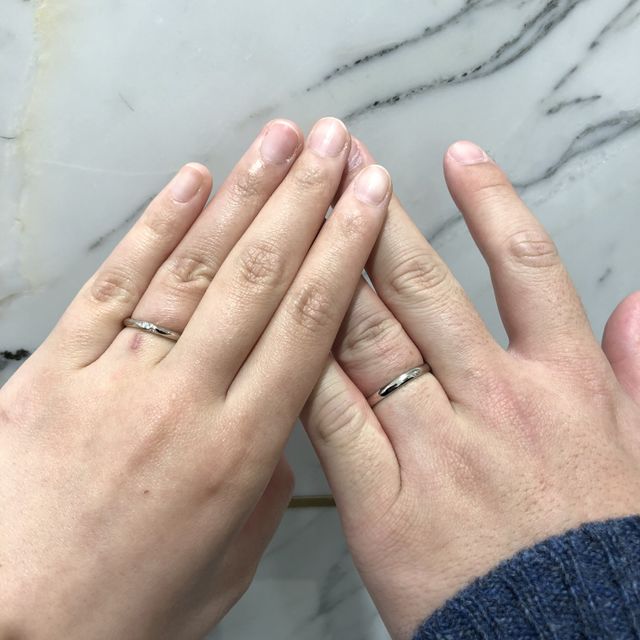 【エクセルコダイヤモンド(EXELCO DIAMOND)の口コミ】 【指輪のデザイン】
華やかかつ、控えめなデザインで飽きずに着けられると…