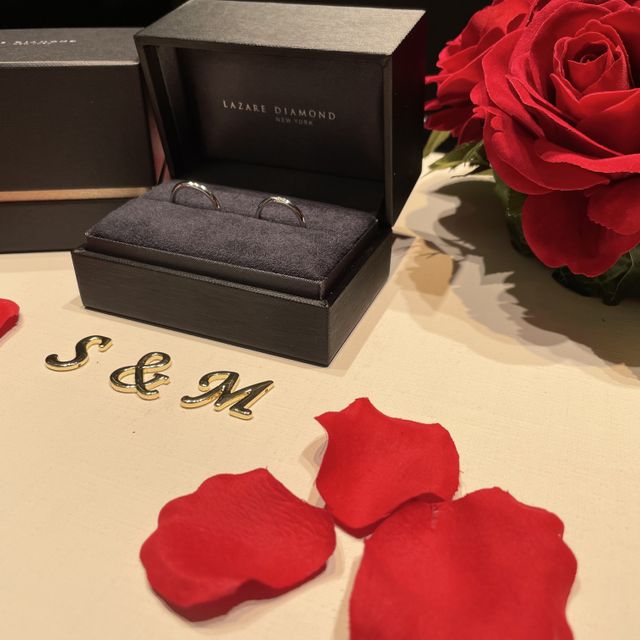 【ラザール ダイヤモンド(LAZARE DIAMOND)の口コミ】 指輪の形が緩やかなV字のウェーブで、指の形を綺麗に見せてくれるデザイン…