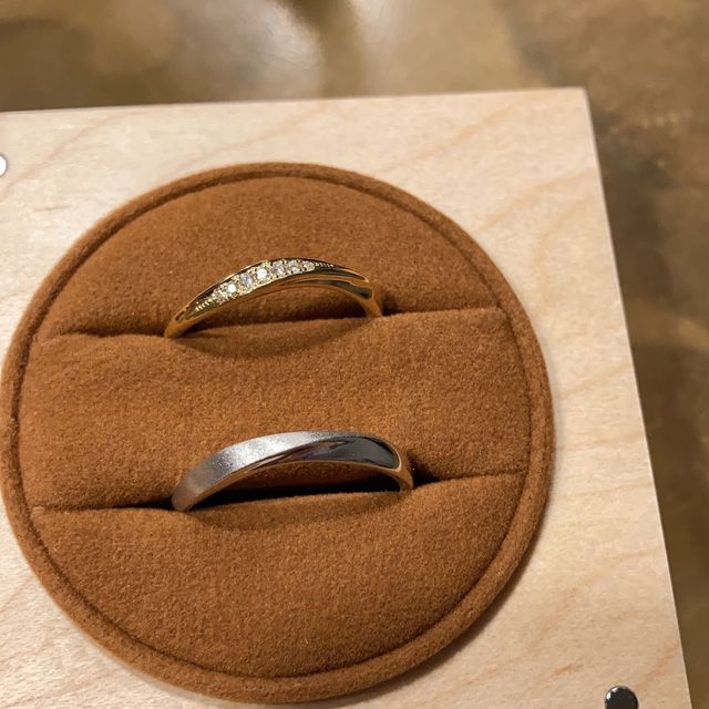 【ringram(リングラム)の口コミ】 婚約指輪にあわせてウェーブタイプでかつゴールドを指輪を探しており、ダ…