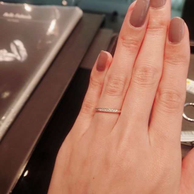 【エクセルコダイヤモンド(EXELCO DIAMOND)の口コミ】 埋め込まれたダイヤの両サイドにクレッシェンドが刻印されたデザインです…