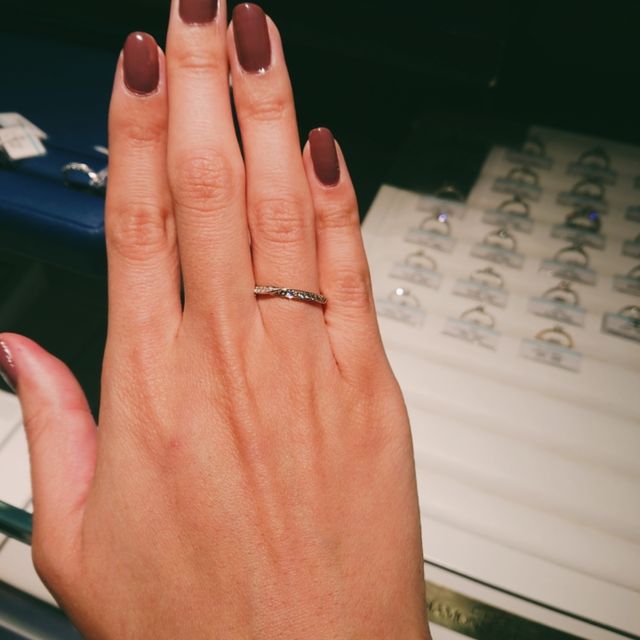 【銀座ダイヤモンドシライシの口コミ】 プラチナとダイヤが交互に配置されいるので、どの角度からみてもかわいい…