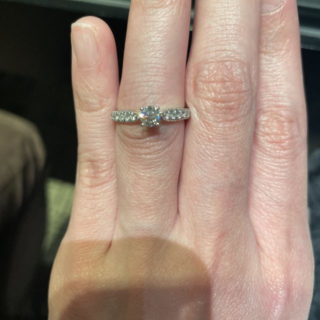 【エクセルコダイヤモンド(EXELCO DIAMOND)の口コミ】 メレダイヤとミル打ちがクラシカルで華やかなリングでした。横から見たデ…