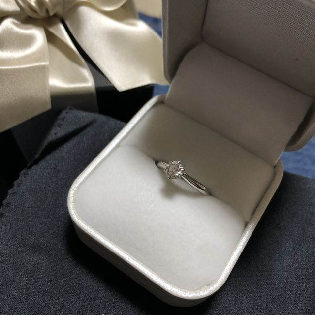 【エクセルコダイヤモンド(EXELCO DIAMOND)の口コミ】 ダイヤモンドの品質と大きさ、それに対する価格が決め手でした。0.3カラッ…