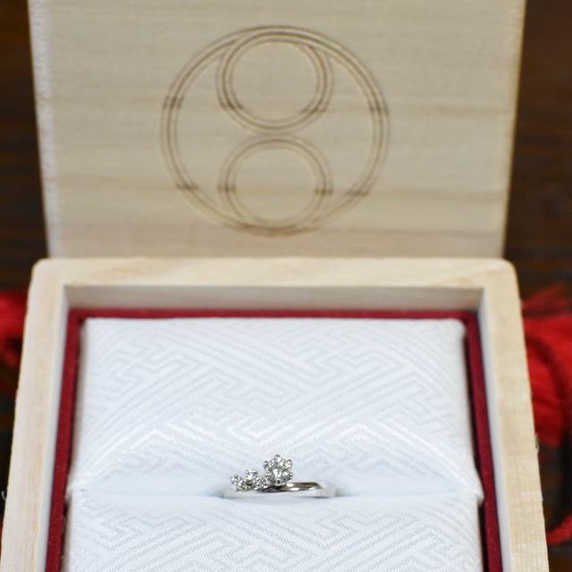 【TOMOE(トモエ)の口コミ】 左右非対称の、他にないデザイン。
大きな石と小さな石の組み合わせが決め…