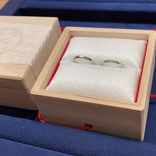 【TOMOE(トモエ)の口コミ】 婚約指輪の種類と同じ種類の結婚指輪だったので選びました。重ね付けでき…