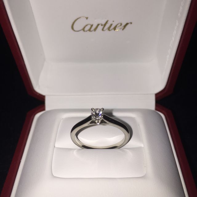 【カルティエ(Cartier)の口コミ】 ダイヤをいかに美しく見せるかが考えられていて、かつリングを曲線でデザ…