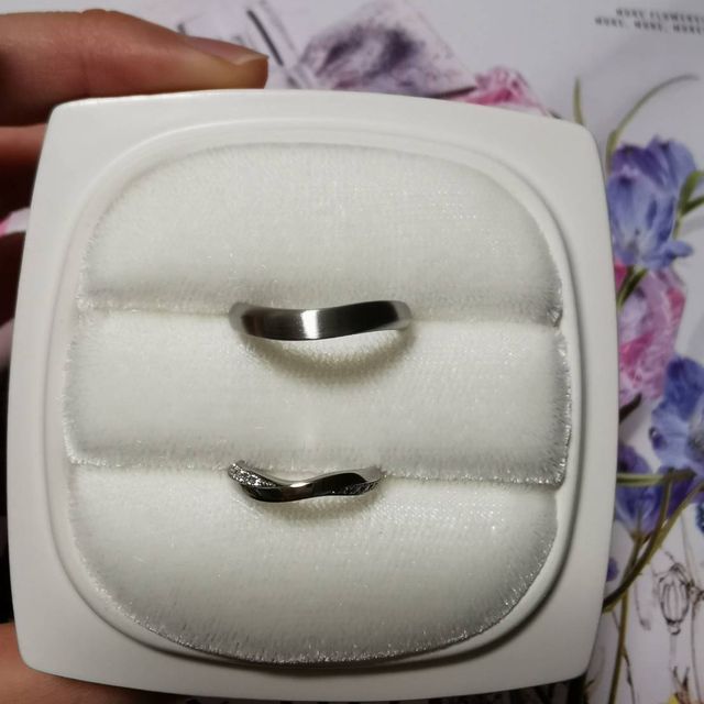 【俄(にわか)の口コミ】 デザインは一緒にしたかったのですが、男性でも違和感がないゆるやかな曲…