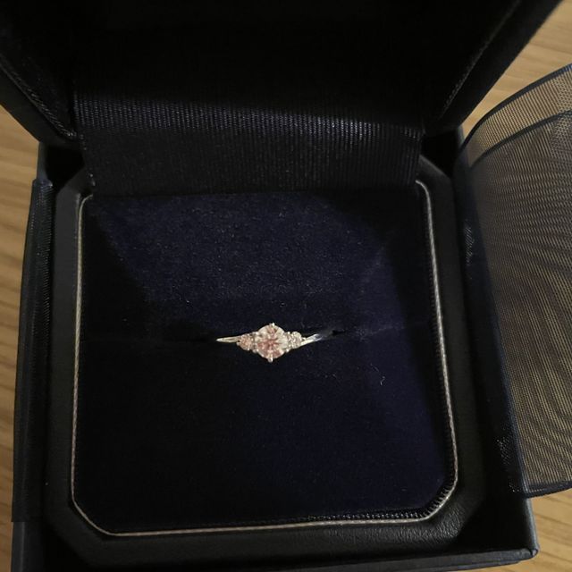 【銀座ダイヤモンドシライシの口コミ】 指輪は、婚約指輪として定番の中央に一粒ダイヤのあるものを前提に選びま…