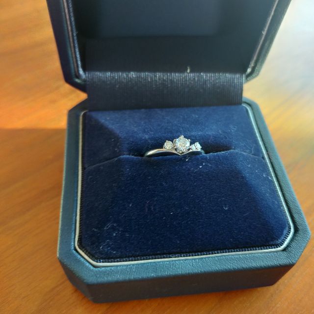 【銀座ダイヤモンドシライシの口コミ】 指が短いので、色々試したら、Ｖの形の指輪が指がすらっと見えた。

今流…