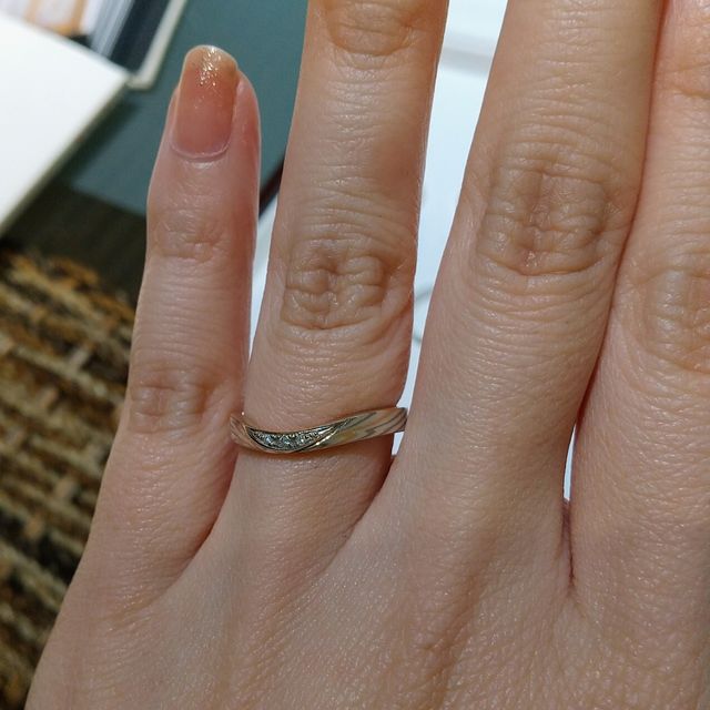 【杢目金屋(もくめがねや)の口コミ】 なめらかではめやすいです。
なんといっても、金属の層が作りだす唯一無二…