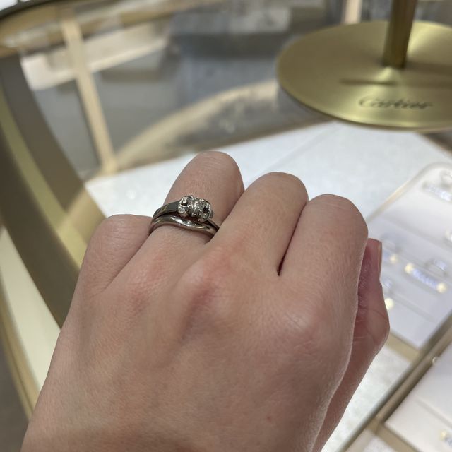 【カルティエ(Cartier)の口コミ】 他のブランドにはない、唯一無二のデザインです。アームは太めで、華奢と…