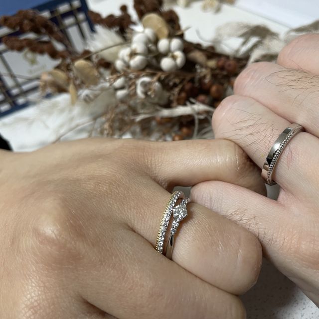 【RosettE(ロゼット)の口コミ】 婚約指輪のダイアモンドに似合うデザインで決めました。手の血色が黄色い…