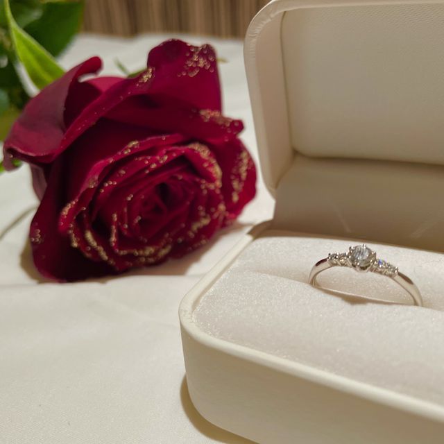 【enishi(エニシ)の口コミ】 プラチナ作りで、シンプルかつ、ダイアモンドが目立っていて綺麗な作りな…