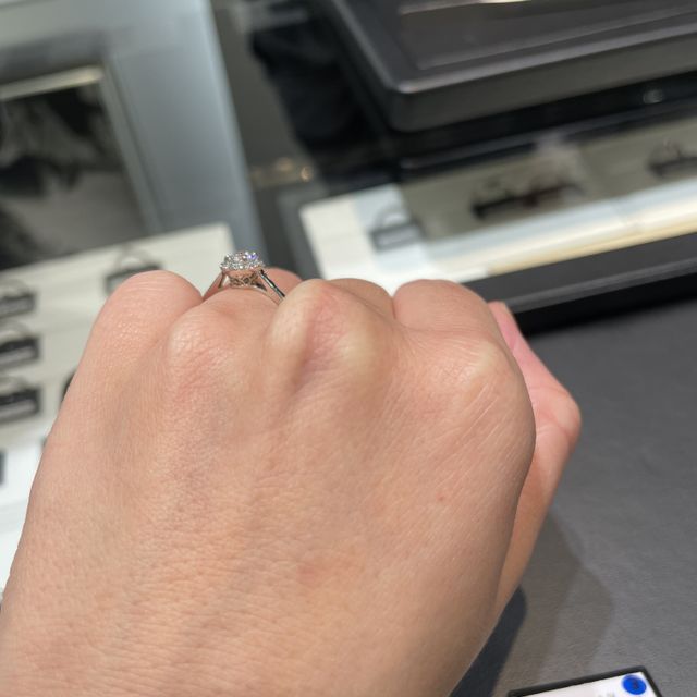 【ラザール ダイヤモンド(LAZARE DIAMOND)の口コミ】 ザ！婚約指輪！な一粒ダイヤタイプと、ちょっとお洒落なタイプのいいとこ…