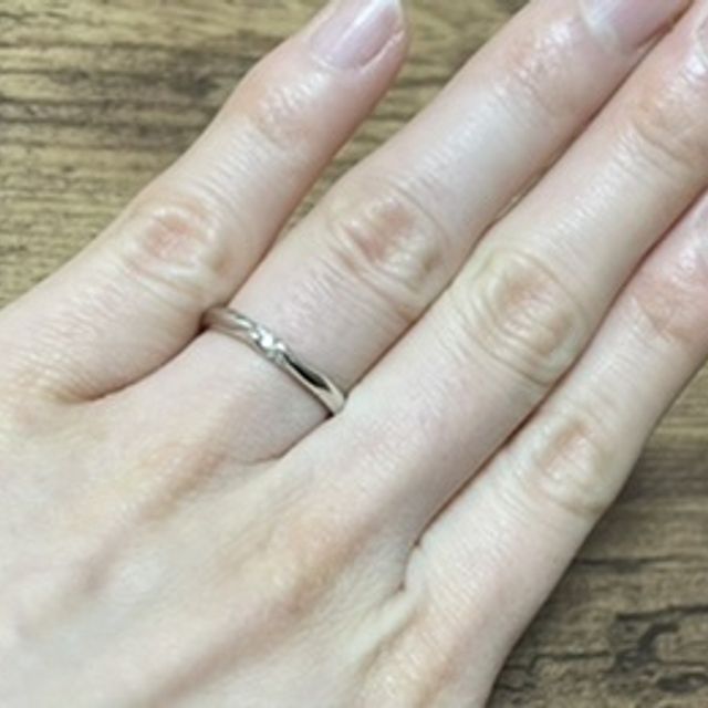 【エクセルコダイヤモンド(EXELCO DIAMOND)の口コミ】 最初に私に持ってきていただいたのがこのリングで一目惚れでした。V字やウ…