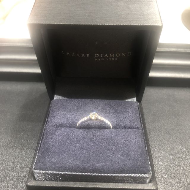 【ラザール ダイヤモンド(LAZARE DIAMOND)の口コミ】 遠くから見てもキラキラしていて、暗いところでも輝いてることがわかるこ…