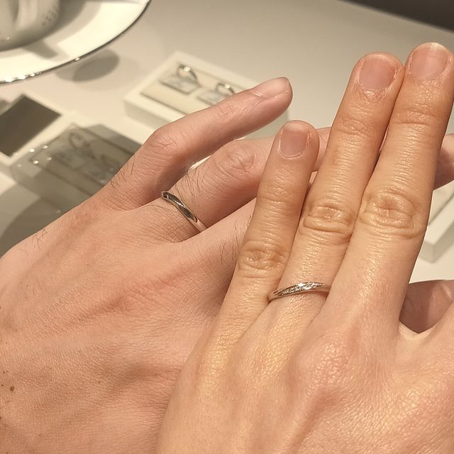 【銀座ダイヤモンドシライシの口コミ】 ウェーブ、V字で可愛いです。ダイヤモンドは細かく横に広がって打ち込まれ…