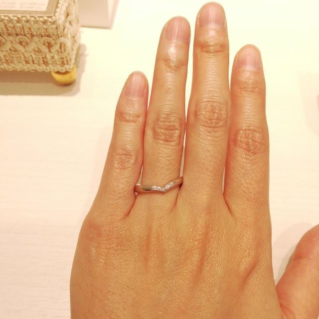 【LUCIR-K(ルシルケイ)の口コミ】 ぷっくりしたV字の指輪です。ラインがどことなくハートに見える感じもすご…