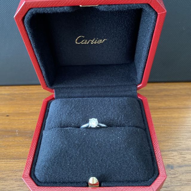 【カルティエ(Cartier)の口コミ】 一見、シンプルなデザインに見えますが、洗練されたカッティングや指輪の…
