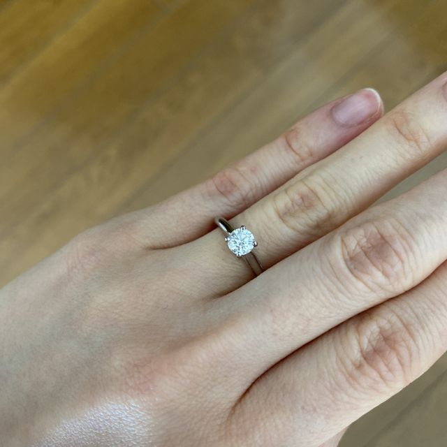 【カルティエ(Cartier)の口コミ】 一見、シンプルなデザインに見えますが、洗練されたカッティングや指輪の…