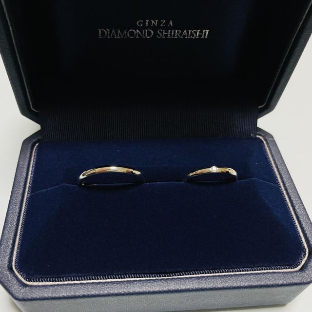 【銀座ダイヤモンドシライシの口コミ】 とにかくシンプルなものが良くて、表には石一つのみで、太さもかなり細め…