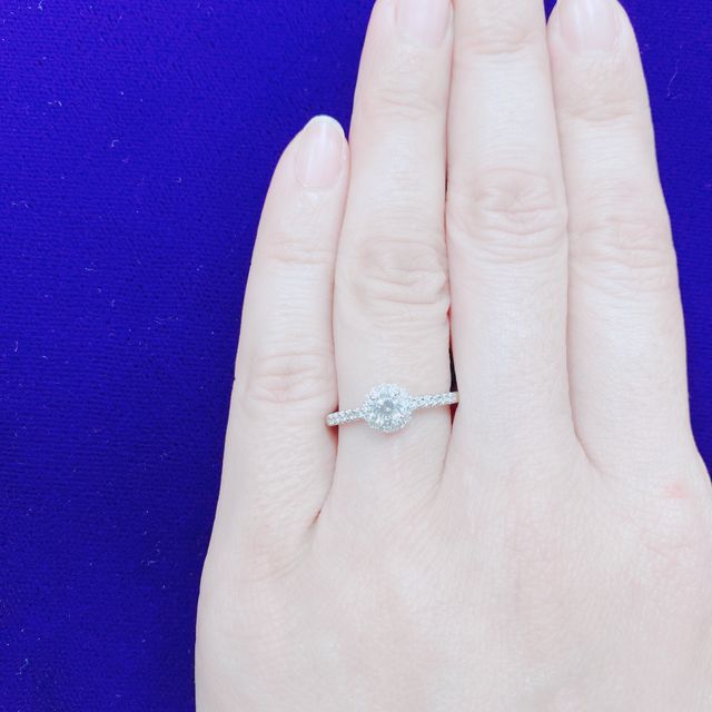 【SOLEIA(ソレイア)の口コミ】 ダイヤモンドの周りにも小さなダイヤモンドが沢山散りばめられていて、す…