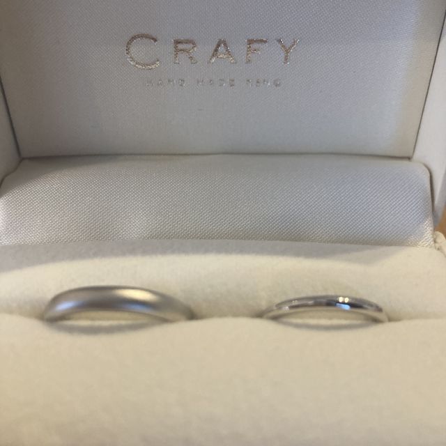 【CRAFY(クラフィ)の口コミ】 長く愛せるデザインをと思い、プラチナ95の無地の指輪にしました。裏側に…
