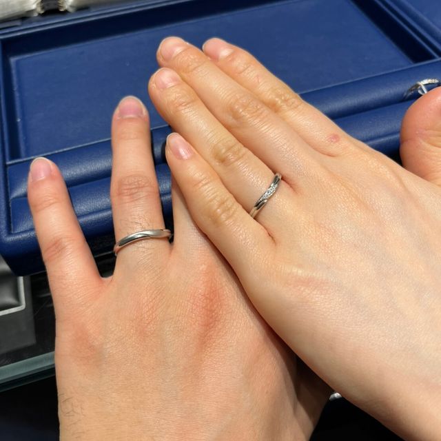 【銀座ダイヤモンドシライシの口コミ】 いくつか指輪の試着をさせていただいて、お互いに同じデザインの指輪が気…
