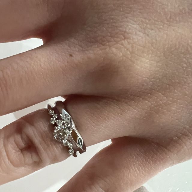 【HOSHI no SUNA 星の砂(ほしのすな)の口コミ】 シンプルなデザインはダイヤひとつが目につくだけなので、複数ダイヤが散…